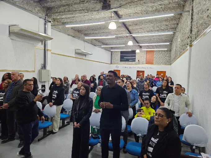 Momento de louvor com a congregação de pé