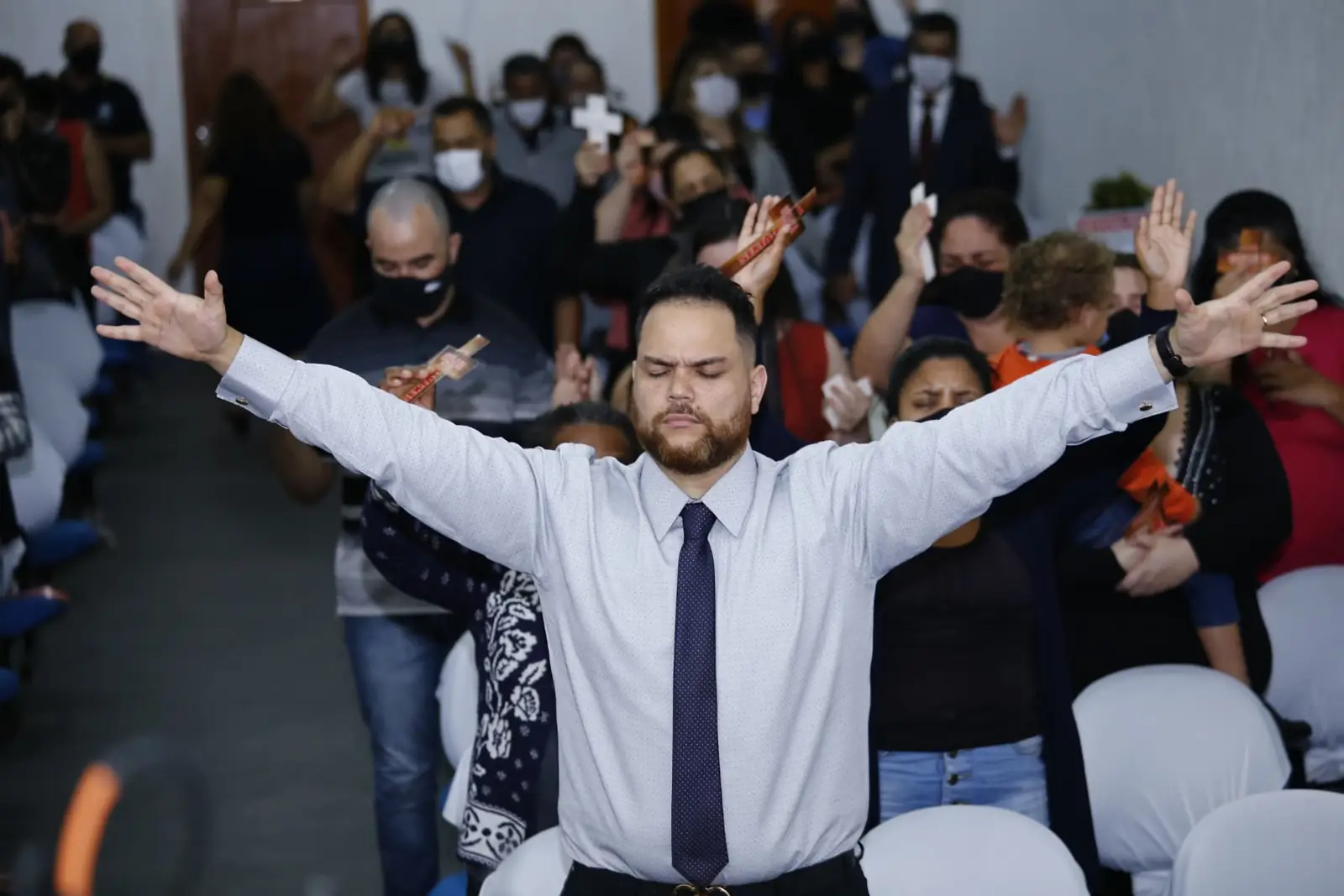 Congregação em adoração durante culto no Ministério Adoradores de Cristo em Guarulhos