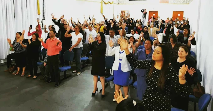 Congregação em adoração no Ministério Adoradores de Cristo