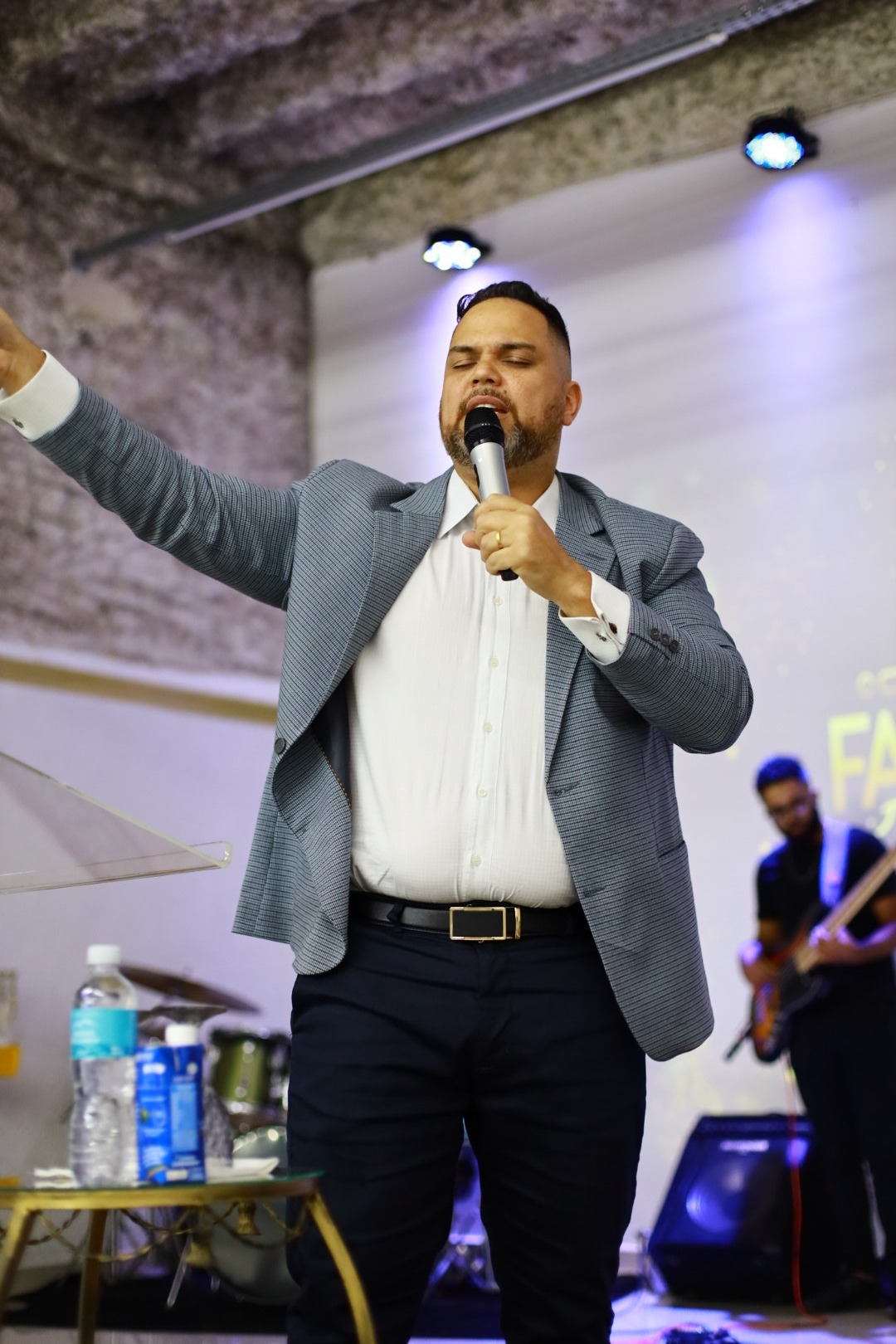 Pastor Bernard Gomes pregando no culto do Ministério Adoradores de Cristo em Guarulhos